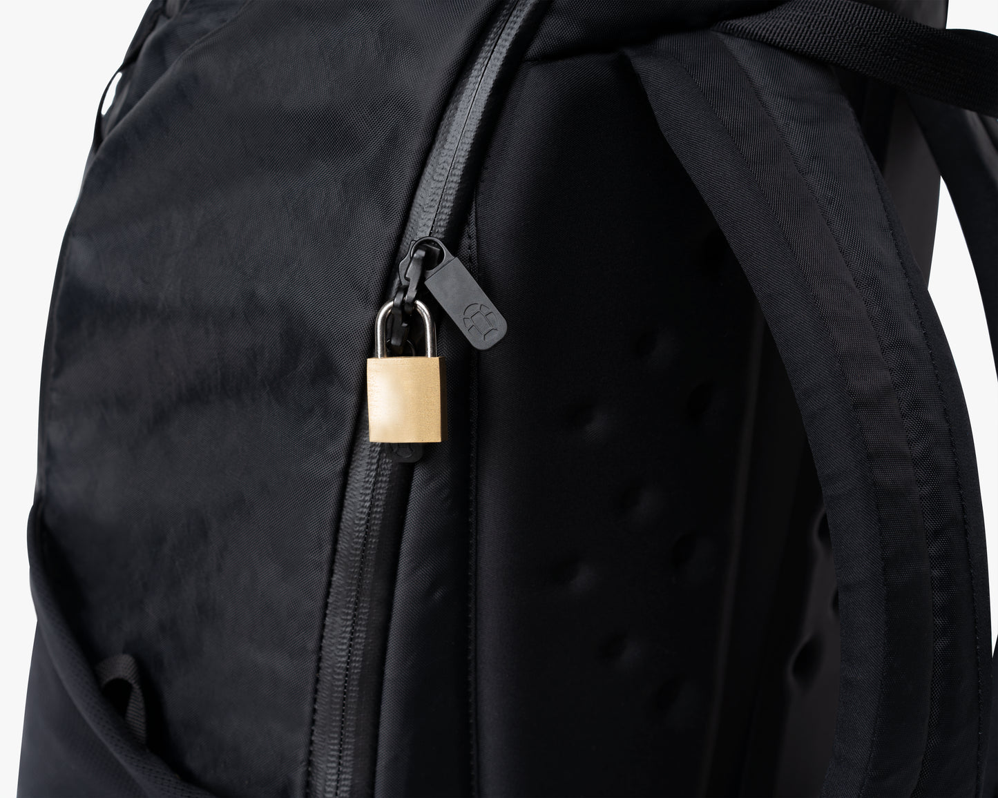 Lockable zippers keep your stuff safe (lock not included)