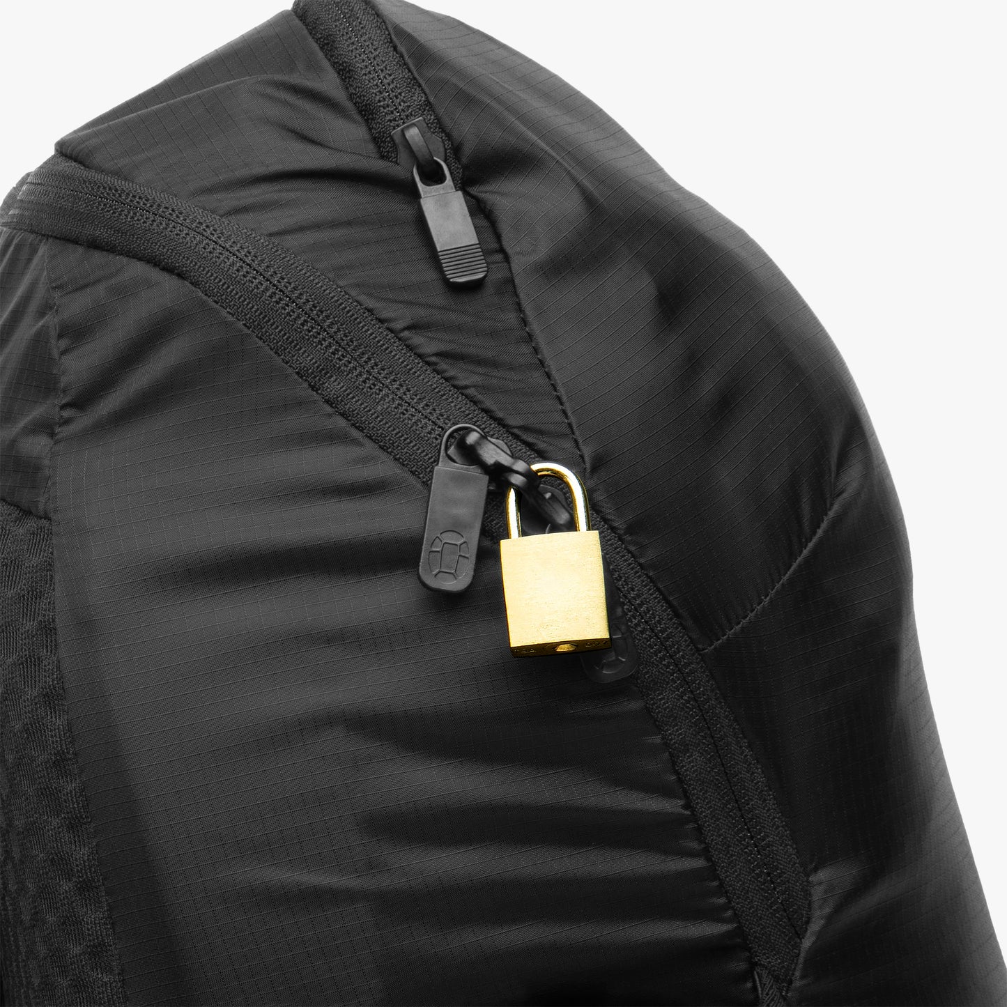 Lockable zippers to keep your stuff safe (lock not included)