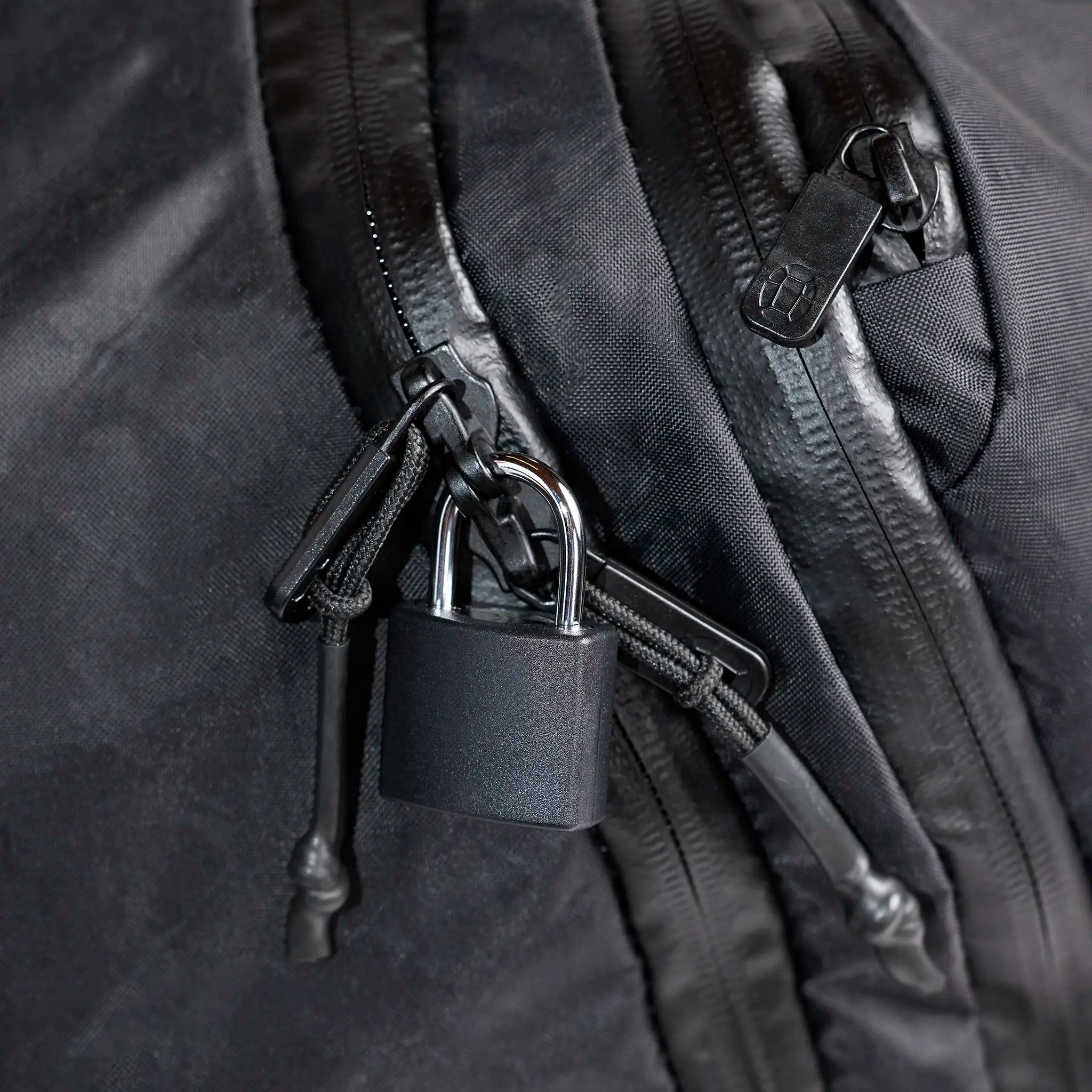 Lockable zippers to keep your stuff safe (lock not included)